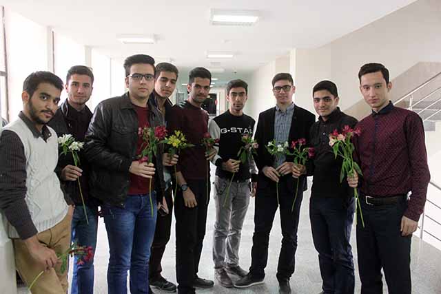 دانشجویان دانشگاه علوم پزشکی خراسان شمالی ؛ روز دانشجو را با استقبال معاونت فرهنگی و دانشجویی و اهدای شاخه گل از سوی این معاونت آغاز کردند+گزارش تصویری
